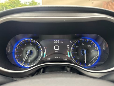 Used 2024 Chrysler Pacifica Touring-L FWD image 9
