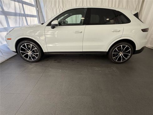 Certified 2022 Porsche Cayenne Platinum Edition image 2