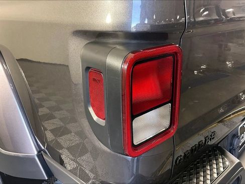 Used 2023 Jeep Gladiator Sport AWD/4WD image 40