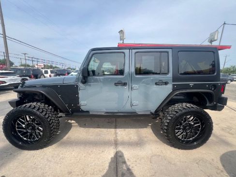 Used 2015 Jeep Wrangler Unlimited Sahara AWD/4WD image 8