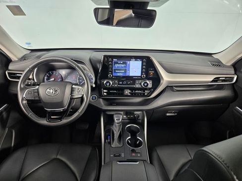 Used 2021 Toyota Highlander XLE FWD image 25