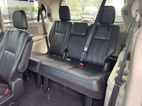 Used 2015 Chrysler Town & Country Touring w/ Driver Convenience Group image 10