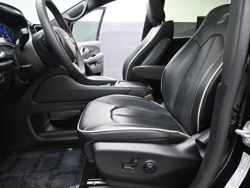 Used 2025 Chrysler Pacifica Limited FWD image 10