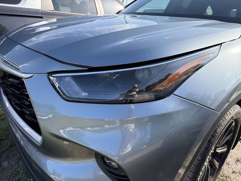 Used 2024 Toyota Highlander XLE FWD image 4