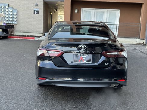 Used 2018 Toyota Camry LE image 4