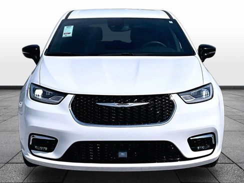 Used 2025 Chrysler Pacifica Select FWD image 3