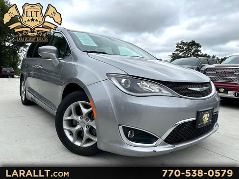Used 2018 Chrysler Pacifica Touring-L w/ Tire & Wheel Group image 1