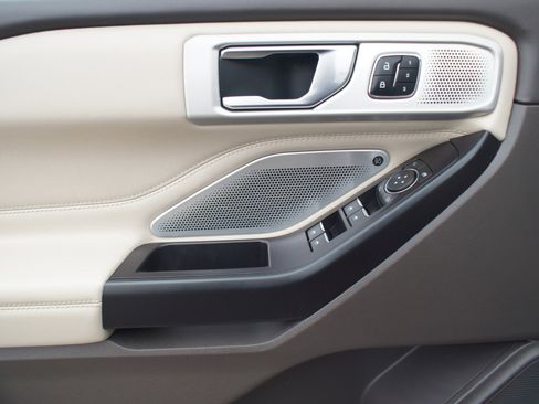 Used 2020 Ford Explorer Platinum w/ Premium Technology Package image 30