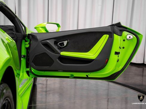 Used 2023 Lamborghini Huracan EVO image 36