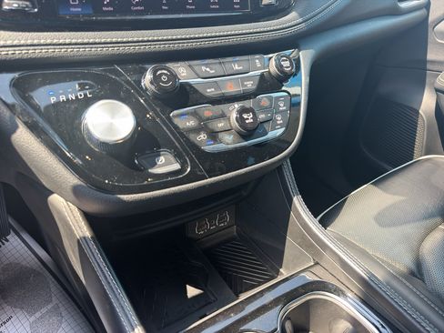 Used 2025 Chrysler Pacifica Limited FWD image 18