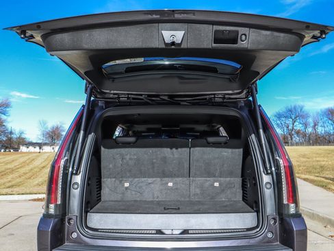 Used 2017 Cadillac Escalade Platinum image 24