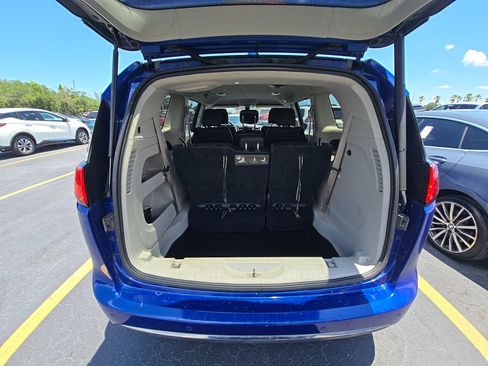 Used 2018 Chrysler Pacifica Touring-L FWD image 14