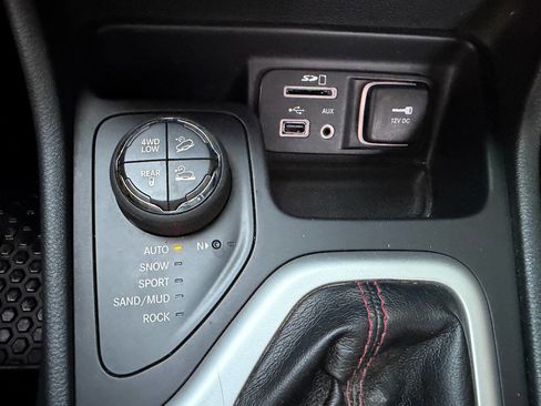 Used 2015 Jeep Cherokee Trailhawk w/ Comfort/Convenience Group image 34