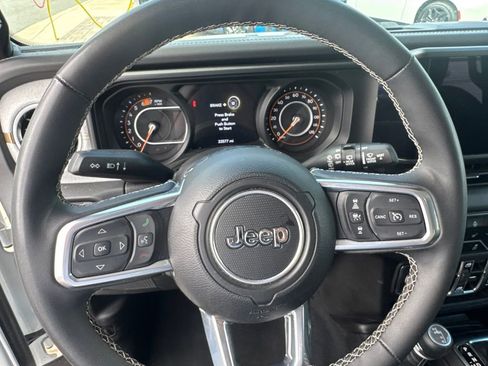 Used 2025 Jeep Wrangler Unlimited Sahara AWD/4WD image 12