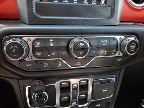 Used 2020 Jeep Gladiator Rubicon w/ Cold Weather Group image 15