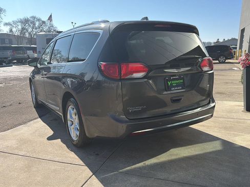 Used 2018 Chrysler Pacifica Touring-L Plus w/ Tire & Wheel Group image 3