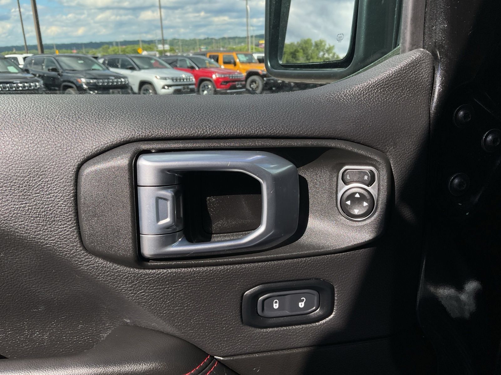 Used 2024 Jeep Wrangler Unlimited Rubicon AWD/4WD image 36