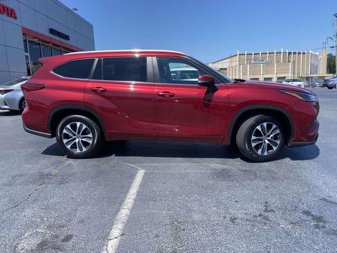 Used 2023 Toyota Highlander XLE FWD image 2