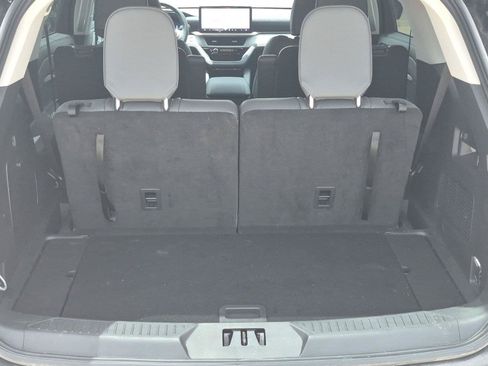 Used 2025 Ford Explorer Active w/ Active Comfort Package RWD image 29