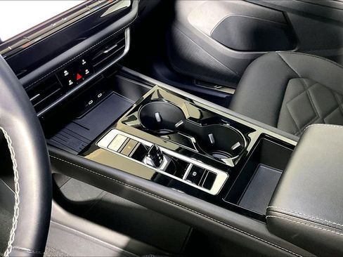 Used 2025 Volkswagen Atlas SE image 13