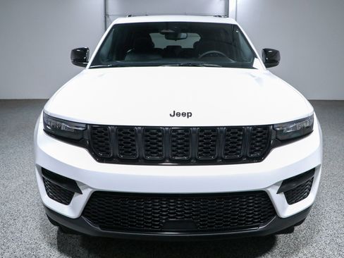 Used 2023 Jeep Grand Cherokee Altitude AWD/4WD image 4