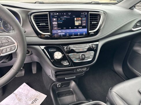 Used 2025 Chrysler Pacifica Select FWD image 17