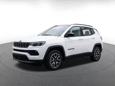 Used 2025 Jeep Compass Trailhawk AWD/4WD image 3