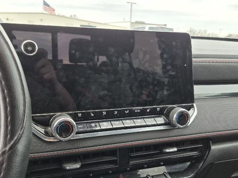 Used 2024 Chevrolet Colorado Z71 w/ Z71 Convenience Package 2 image 9