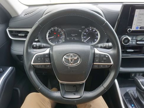 Used 2024 Toyota Highlander LE FWD image 3