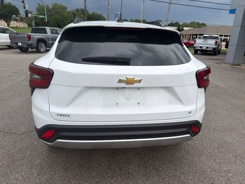 Used 2025 Chevrolet Trax LT FWD image 24