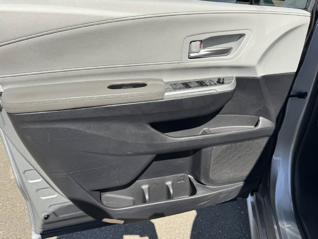 Used 2025 Toyota Sienna XLE FWD image 17
