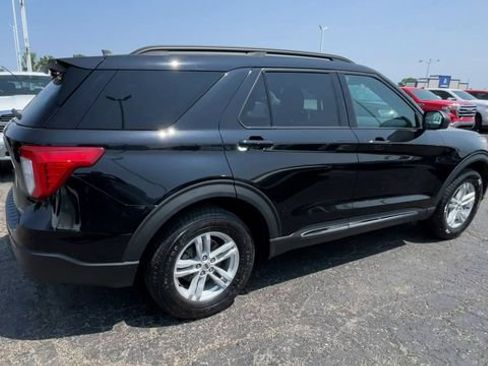 Used 2021 Ford Explorer XLT AWD/4WD image 2