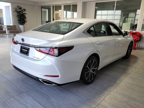 Certified 2024 Lexus ES 350 w/ Premium Package image 7