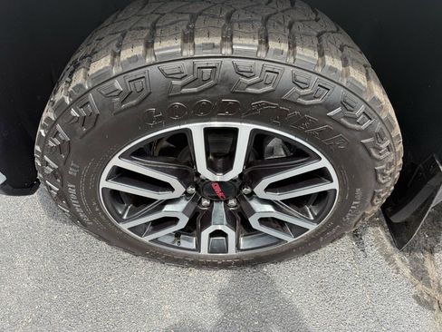 Used 2022 GMC Sierra 1500 AT4 w/ AT4 Premium Package image 10