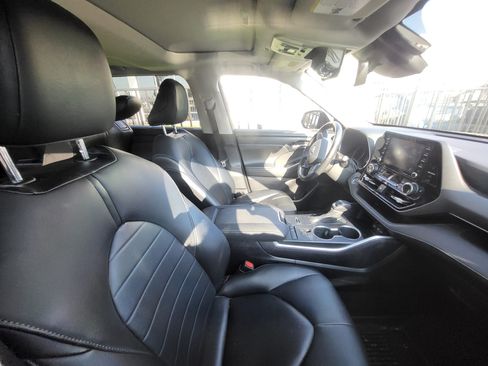 Used 2021 Toyota Highlander XLE FWD image 8