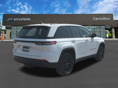 Used 2025 Jeep Grand Cherokee Altitude AWD/4WD image 5