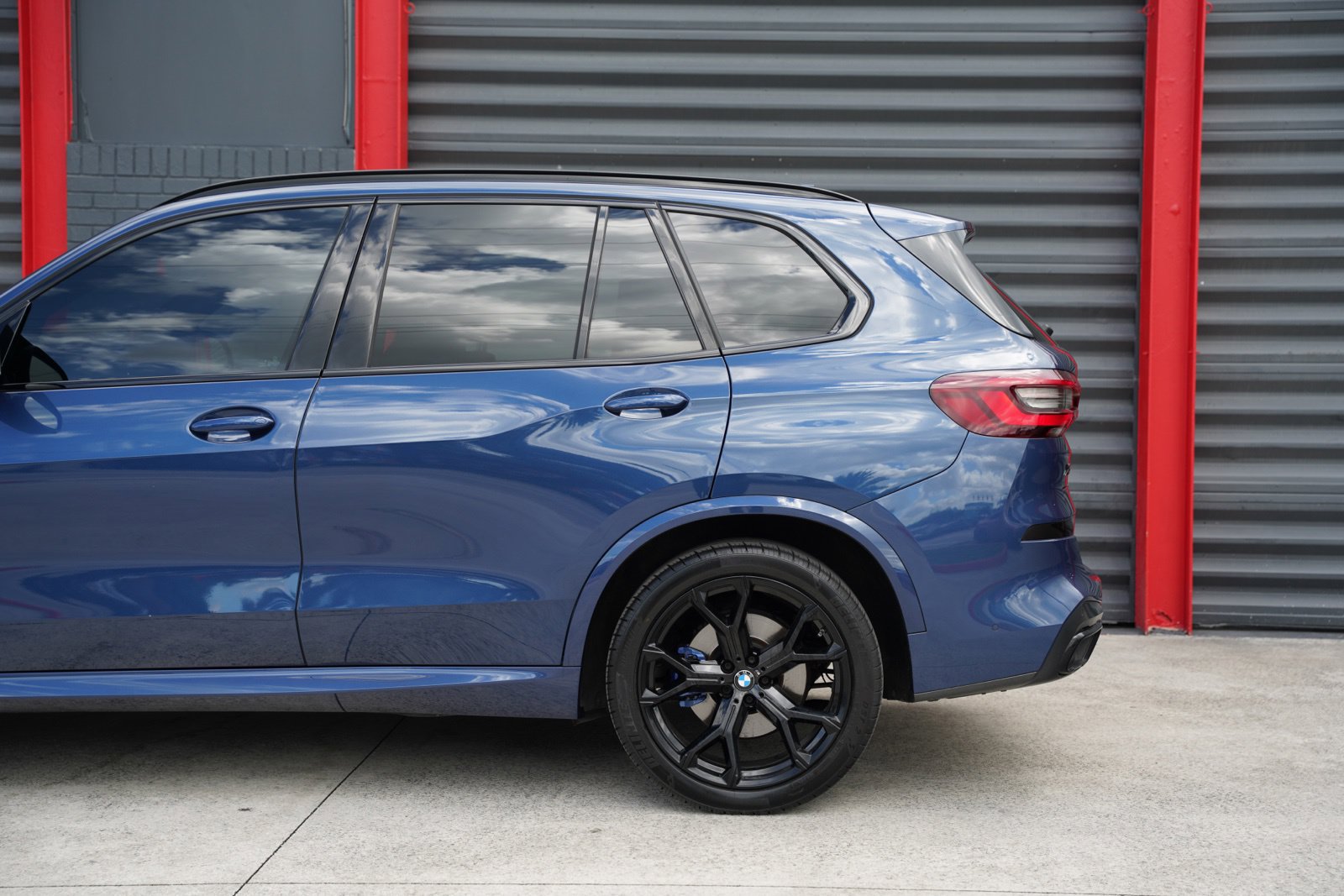 Used 2022 BMW X5 sDrive40i w/ M Sport Package RWD image 3