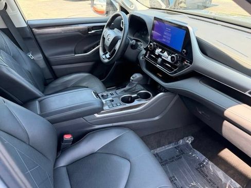 Used 2024 Toyota Highlander Platinum AWD/4WD image 17