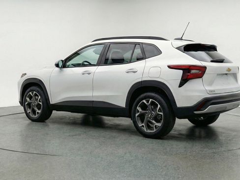 Used 2025 Chevrolet Trax LT w/ LT Convenience Package image 6