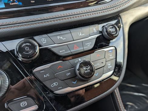 New 2026 Chrysler Pacifica Pinnacle w/ Trailer Tow Group AWD/4WD image 36