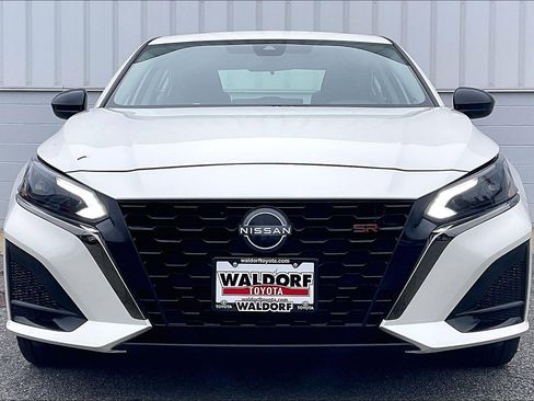 Used 2024 Nissan Altima 2.5 SR w/ SR Premium Package FWD image 3
