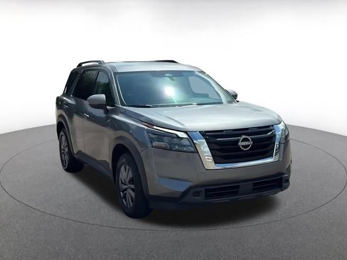 Used 2025 Nissan Pathfinder SV FWD image 3