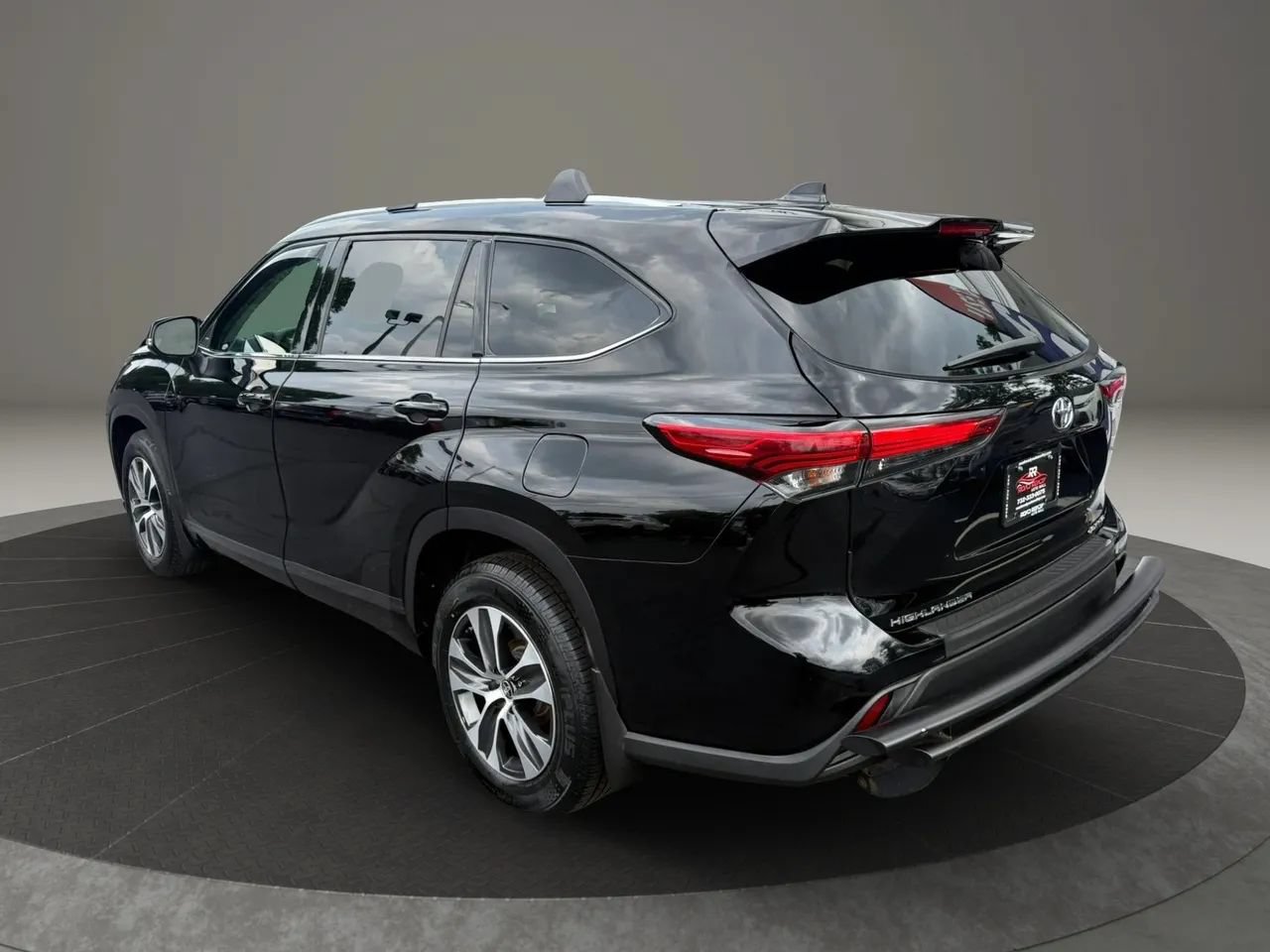Used 2021 Toyota Highlander XLE AWD/4WD image 9
