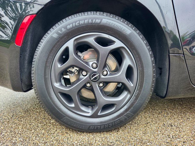 Used 2021 Chrysler Pacifica Limited w/ Uconnect Theater Family Group FWD image 36