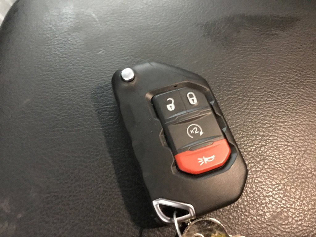 Used 2025 Jeep Gladiator Mojave AWD/4WD image 10