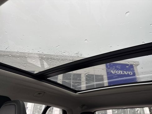 Used 2021 Volvo XC40 T5 Momentum w/ Premium Package image 26