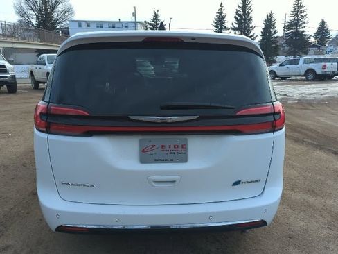 Used 2024 Chrysler Pacifica Select image 10