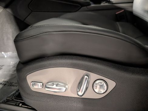 Certified 2026 Porsche Macan AWD/4WD image 19
