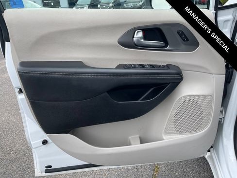 Used 2023 Chrysler Pacifica Touring-L FWD image 13