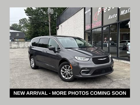 Used 2023 Chrysler Pacifica Touring-L AWD/4WD image 1